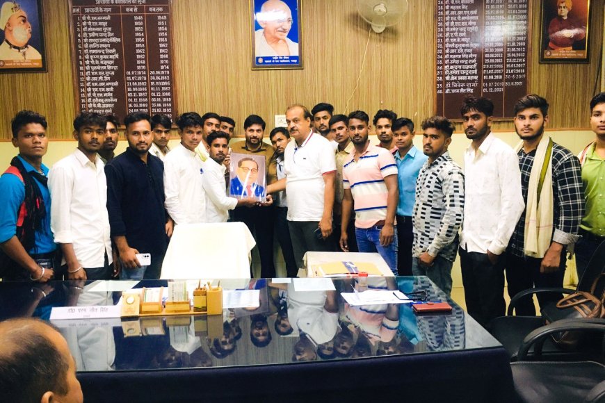 Rajasthan News: प्राचार्य कार्यालय में नहीं थी डॉ अंबेडकर की प्रतिमा, छात्रों में भेंट कर लगवाई