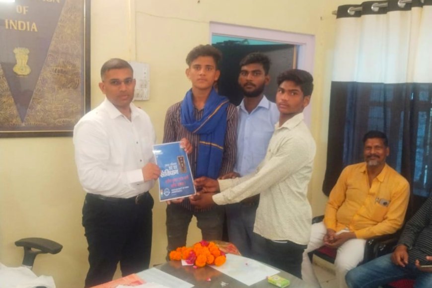 SDM के जन्मदिवस पर भीम आर्मी कार्यकर्ताओं ने "हमारा अभियान हर-घर संविधान" का दिया संदेश
