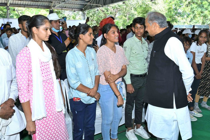 कोरोना से अपने माता-पिता को खोने वाले बच्चों से मिले CM अशोक गहलोत