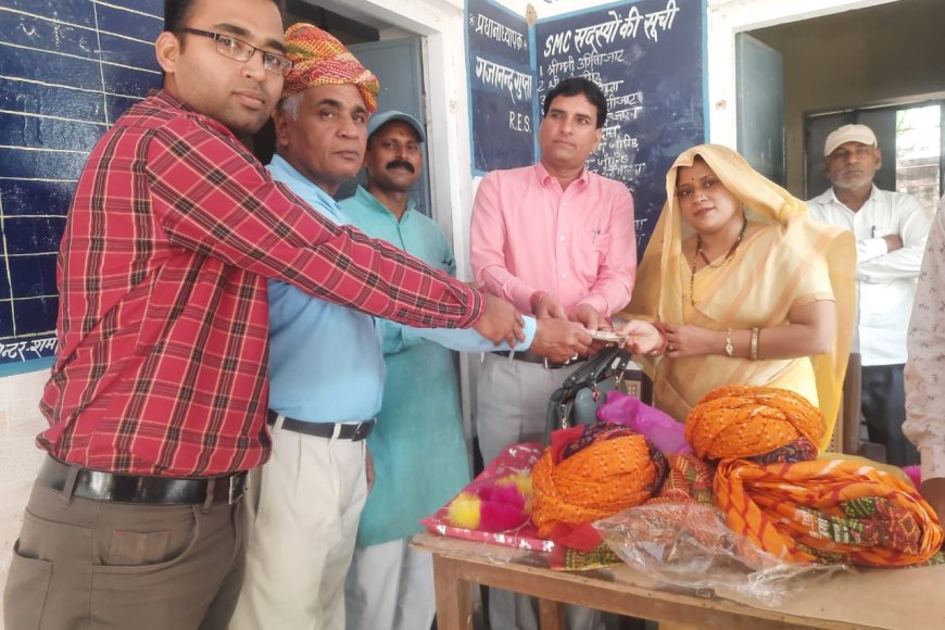 Karauli News: प्रधानाचार्य ने संभाला पदभार, सेवानिवृत्त शिक्षक ने स्कूल में प्रिंटर लगाने के लिए दी सहयोग राशि