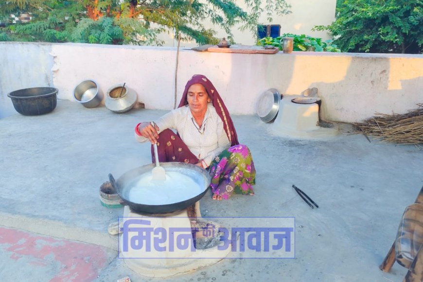 बाजार में मिलती है मिलावटी मिठाईयां, ग्रामीण क्षेत्र में आज भी शुद्ध मावे से बनती है मिठाईयां