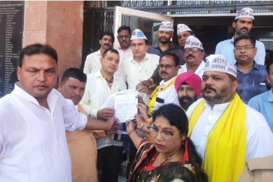 आम आदमी पार्टी का प्रदर्शन कर रहे कर्मचारियों को समर्थन