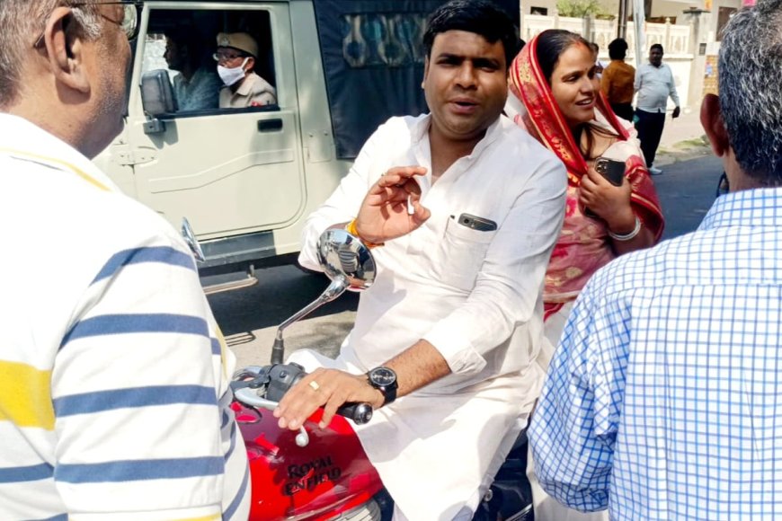 हेरिटेज महापौर ने मोटरसाइकिल पर बैठकर सफाई व्यवस्था का लिया जायजा
