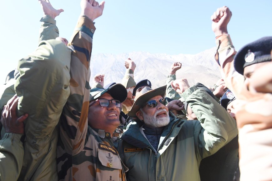 प्रधानमंत्री नरेन्द्र मोदी ने जवानों के साथ मनाया दीपावली का त्योहार