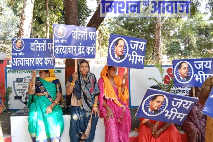 देवरान में दलितों की हुई हत्या के विरोध में समाज के लोगों ने मिलकर दिया मुख्यमंत्री के नाम कलेक्टर को ज्ञापन