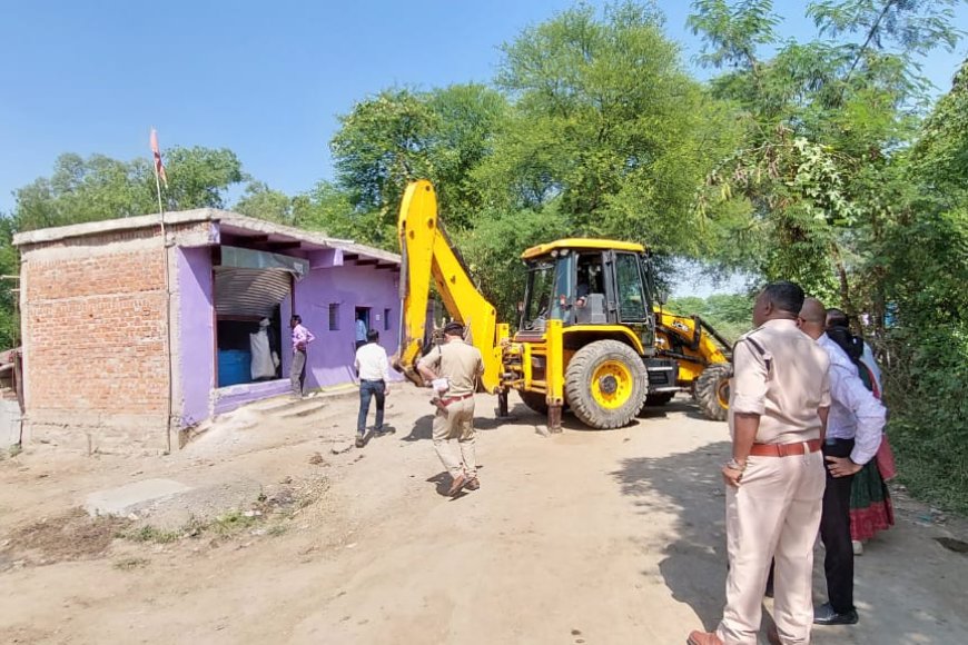 देवरान हत्याकांड के अपराधियों के अवैध निर्माण प्रशासन के निर्देश पर बुलडोजर से गिराए