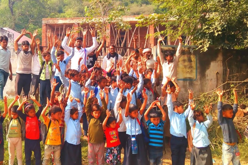 पूर्व छात्रसंघ अध्यक्ष करौली के नेतृत्व मे मनेमा के विधालय पर जड़ा तला