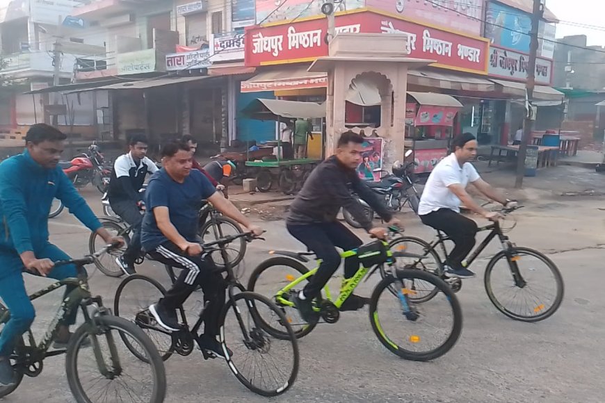 जिला कलक्टर ने साईकिल चलाकर जाने शहर की सफाई व्यवस्था के हालात