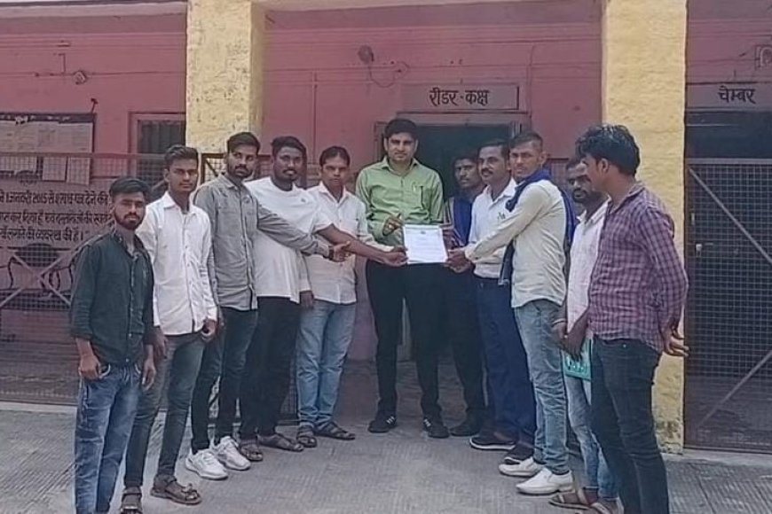 विद्या सम्बल योजना मे आरक्षित वर्ग को आरक्षण की मांग को लेकर भीम आर्मी ने मुख्यमंत्री के नाम SDM को दिया ज्ञापन