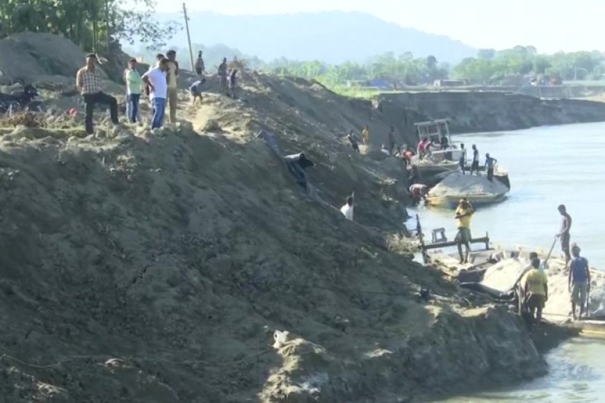 Assam News: ब्रह्मपुत्र नदी के कटाव से ग्रामीणों के घर बह गए