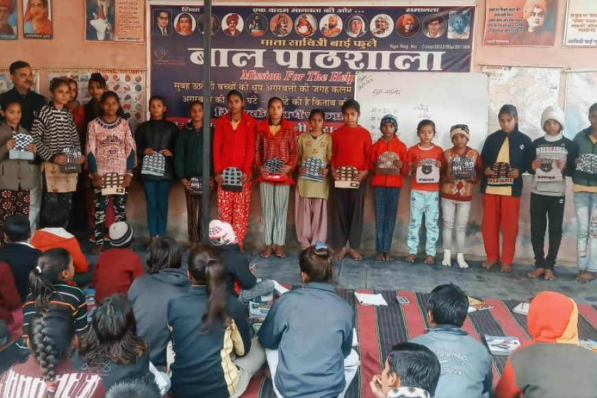 बाल पाठशाला में वितरण किए गर्म ऊनी टोपे