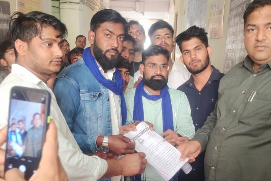 प्रिंसिपल को बर्खास्त की मांग को लेकर भीम आर्मी ने कलेक्टर के नाम SDM को सौंपा ज्ञापन