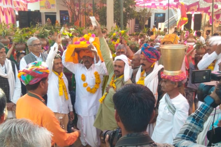 ईंटखेड़ा में भागवत कथा के शुभारंभ पर बैंड बाजों के साथ निकाली कलश यात्रा