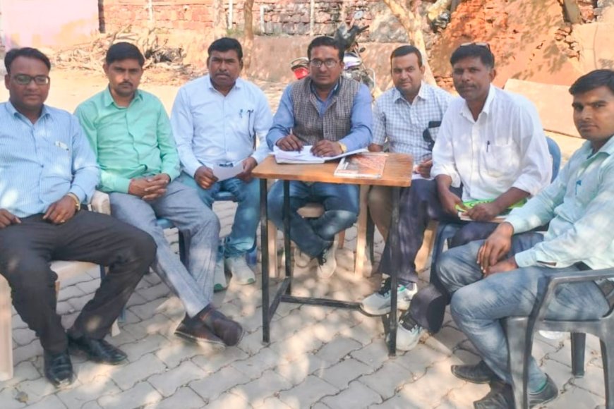 सूरौठ में निर्वाचन विभाग के सुपरवाइजर ने ली बूथ लेवल अधिकारियों की बैठक