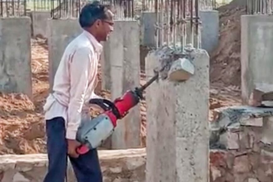 <em>सीएचसी निर्माण में धांधली की शिकायत मिलने पर खंड मुख्य चिकित्सा अधिकारी ने रुकवाया निर्माण कार्य</em>
