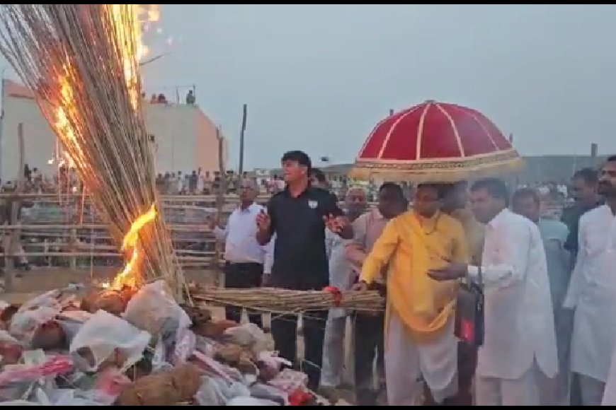 महंत नरेश पुरी महाराज ने मंत्रो के साथ किया होलिका दहन, सुख समृद्धि की कामना की