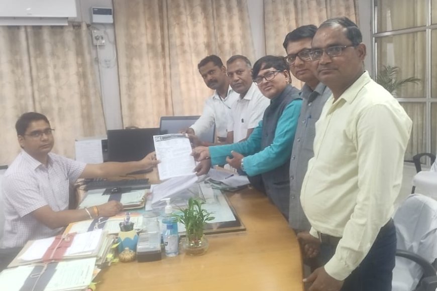 डॉ आंबेडकर अनुसूचित जाति अधिकारी कर्मचारी एसोसिएशन (आजाक) ने व्याख्याता पृथ्वीराज बैरवा की बहाली को लेकर मुख्यमंत्री के नाम जिला कलेक्टर को सौंपा ज्ञापन