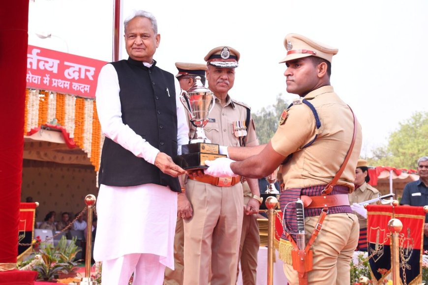 सूरौठ निवासी प्रशिक्षु डीएसपी को मुख्यमंत्री ने स्वॉर्ड ऑफ ऑनर पुरस्कार से किया सम्मानित