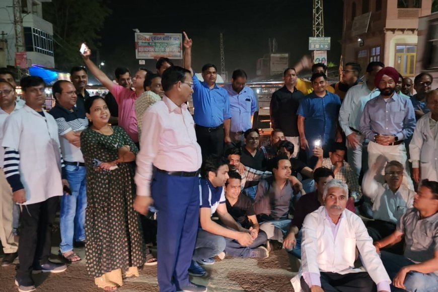 राइट टू हेल्थ बिल के खिलाफ हिंडौन सिटी में डॉक्टर्स द्वारा निकाला गया कैंडल मार्च