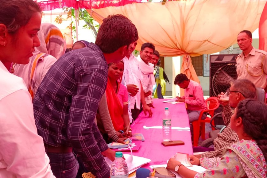 कैंप में एसडीएम ने लगाई सचिव को फटकार, 3 दिन में ग्रामीणों को पानी पिलाने का दिया निर्देश