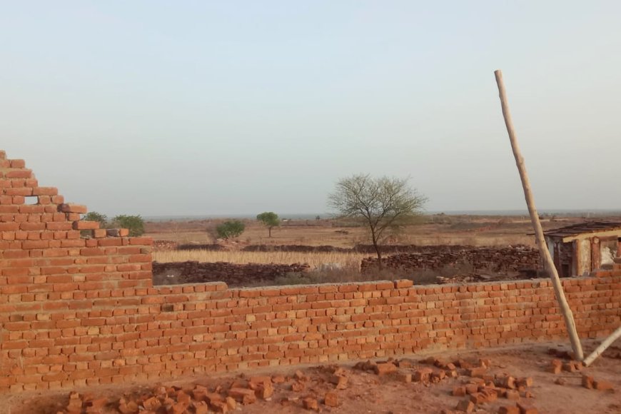 Karauli: जाटव का पुरा ( गुरदह ) में बन रहे अम्बेडकर भवन की दीवार तेज आंधी में ढही