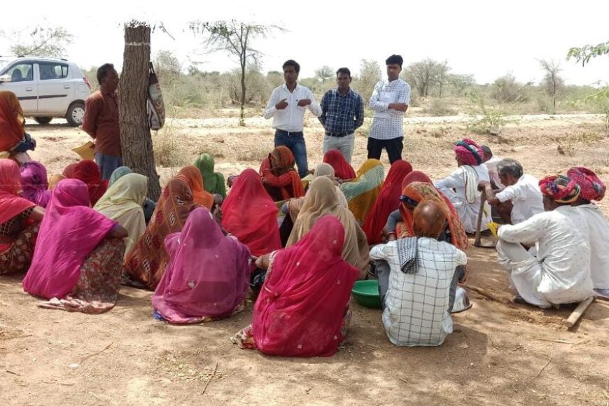 पिकअप से जाते हैं नरेगा मजदूर, यातायात का नहीं मिलता है मुआवजा
