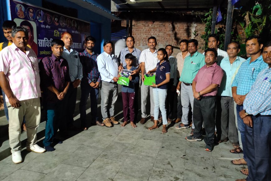 पाठशाला में वितरण की राजस्थान अंबेडकर शिक्षण संघ की टीम ने ड्रेस