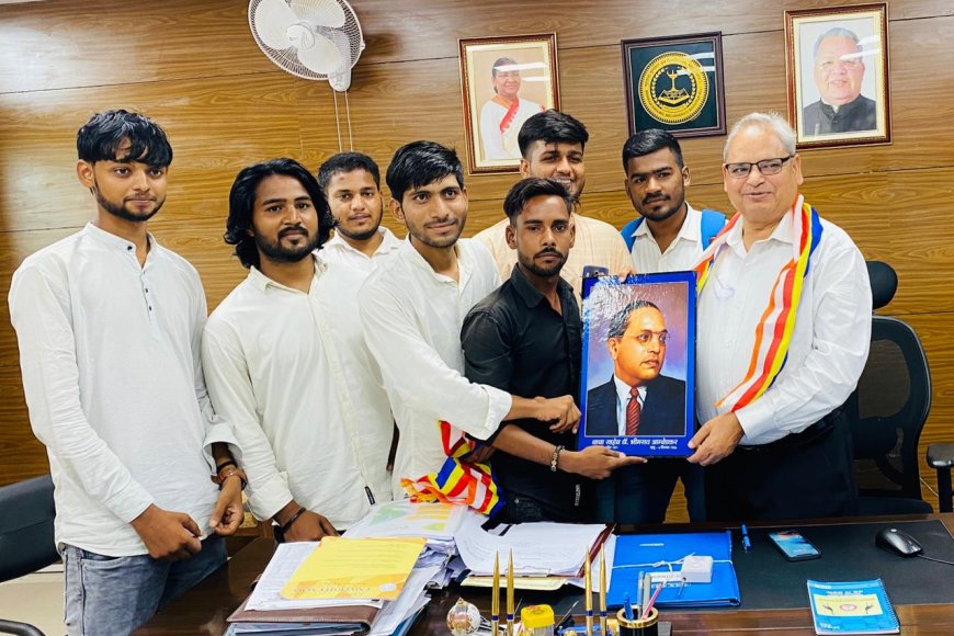 भारतीय संविधान निर्माता बाबा साहब भीमराव अम्बेडकर तस्वीर भेंट कर कुलपति का किया सम्मान