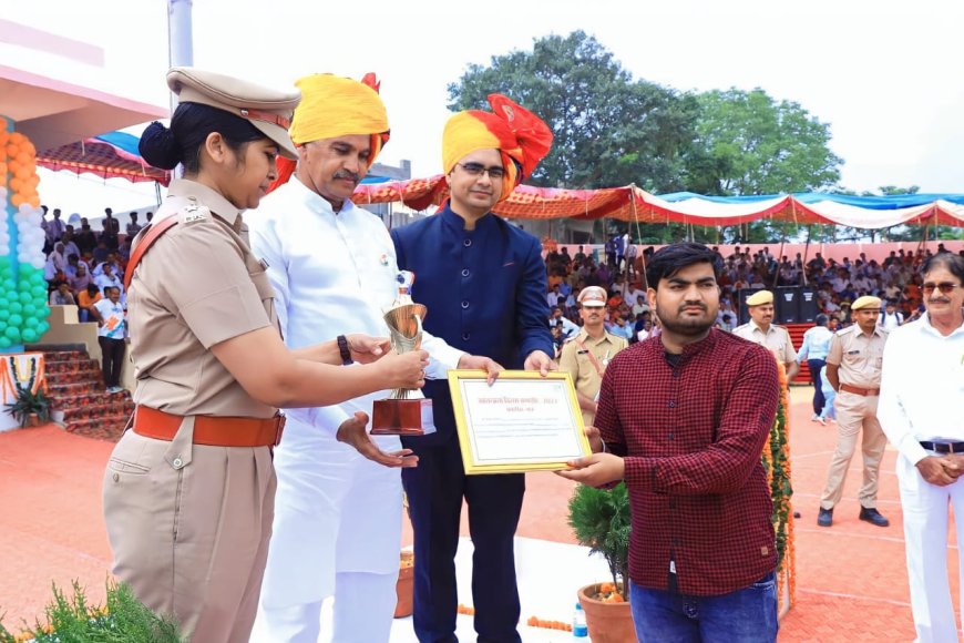 ब्लड डोनेशन के क्षेत्र में सराहनीय कार्य करने पर पुष्पेंद्र जिला स्तर पर हुए सम्मानित