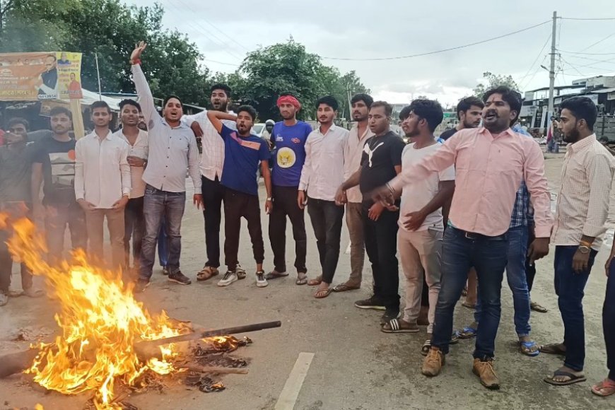 हिंडौन सिटी में छात्रों ने रोड जाम कर फूका मंत्री प्रमोद जैन भाया का पुतला
