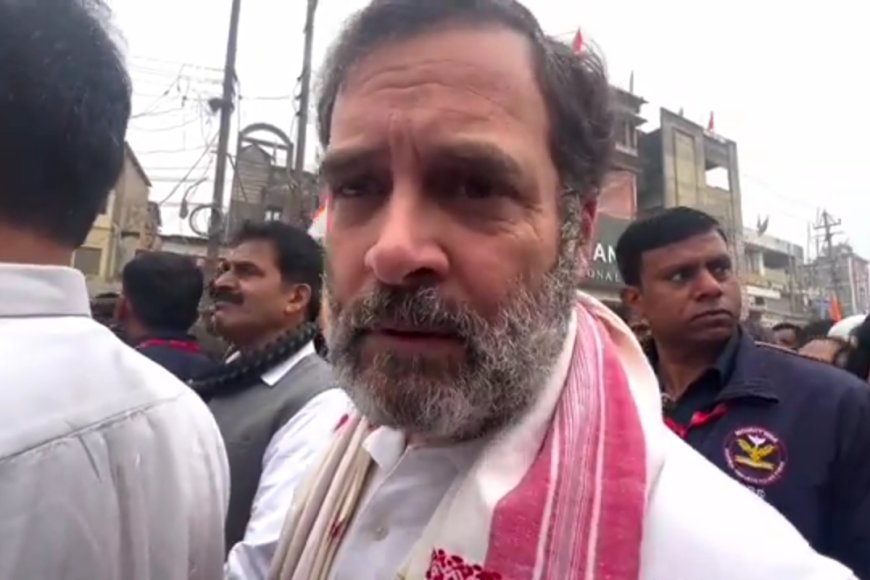 Rahul Gandhi: मंदिर जाने से रोके गए राहुल गांधी,  कांग्रेस नेता मंदिर के बाहर बैठे.. " रघुपति राघव राजाराम" का पाठ जारी