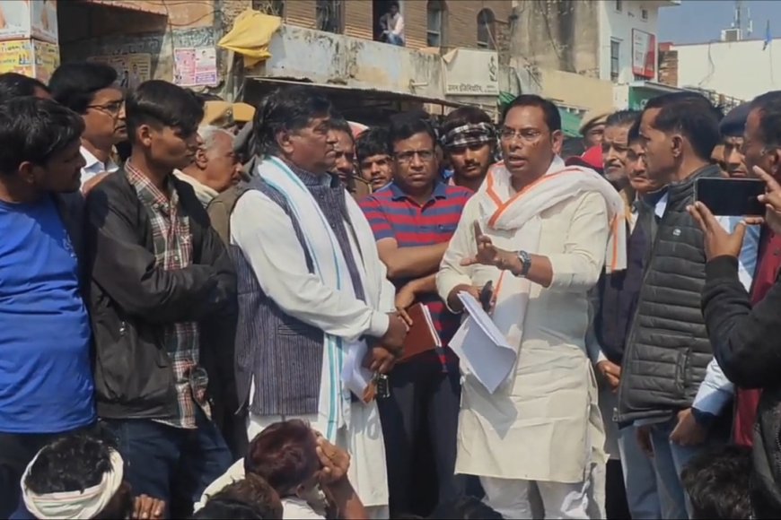 Karauli : अवैध बजरी से भरी ट्रैक्टर-ट्रॉली ने बाइक सवार युवक को कुचला, परिजन धरने पर बैठे, विधायक हंसराज मीणा की सहमति से धरना हुआ समाप्त