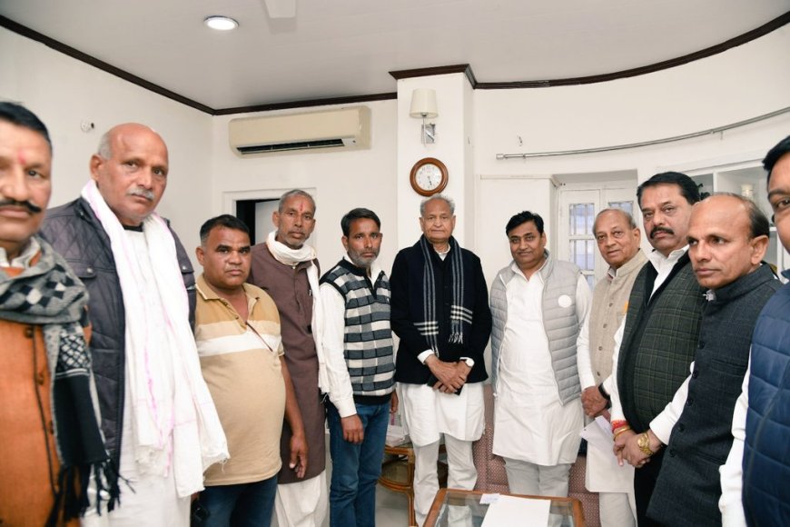 पूर्व मुख्यमंत्री अशोक गहलोत ने की मृतक सचिन शर्मा के परिजनो से मुलाकात, 50 लाख और नौकरी की मांग