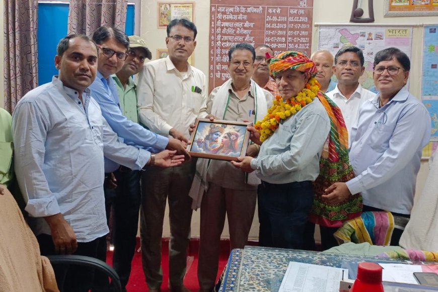 करौली : राजस्थान शिक्षक संघ ने नव पदस्थापित डीईओ इंद्रेश तिवाड़ी का माला व साफा पहनाकर स्वागत किया