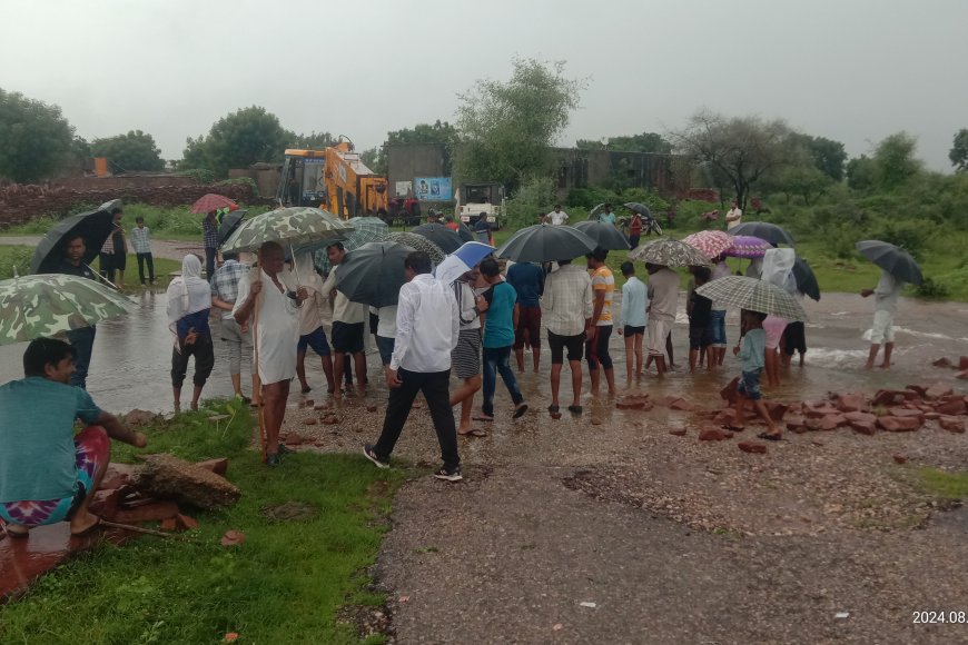 करौली : पोखर थी टूटने की कगार पर, ग्रामीणों ने ध्यान दिया और टूटने से बचाया