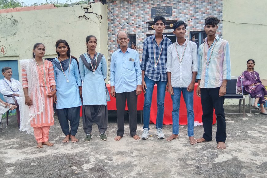 करौली : भामाशाह नरेश मीना ने छात्रों के उत्साहवर्धन के लिए चांदी का सिक्का देकर किया सम्मानित