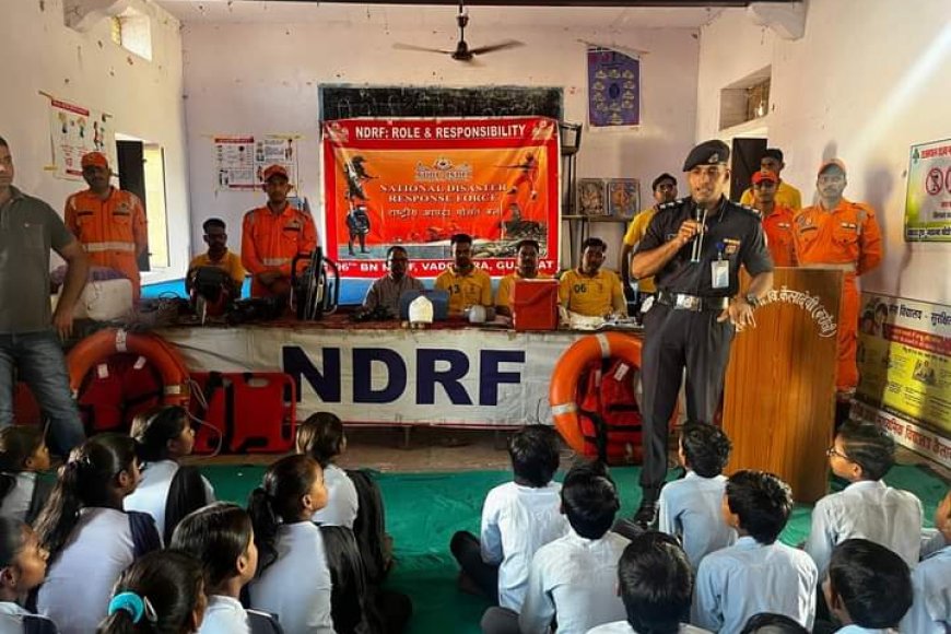 NDRF की टीम ने छात्र-छात्राओं, अध्यापक और सिविल डिफेंस के साथ आपदा में फसे हुए लोगों को बचाने के बेहतरीन तरीके बताये