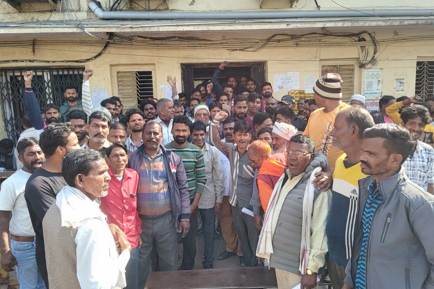 सफाई कार्य का अनुभव प्रमाण पत्र को लेकर वाल्मीकि समाज ने किया प्रदर्शन व ठेकेदार मनोज पारोचिया पर लगाये भ्रष्टाचार के आरोप