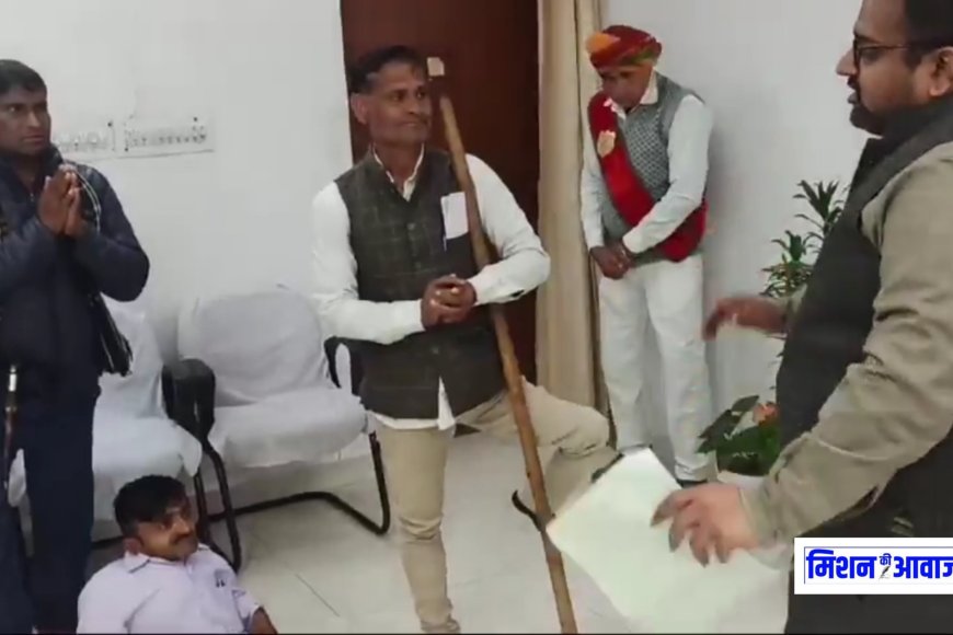 करौली । समाज कल्याण अधिकारी बबलू शर्मा का स्थानांतरण निरस्त कराने के लिए दिव्यांगजन ठंड के बीच बैठें धरने पर