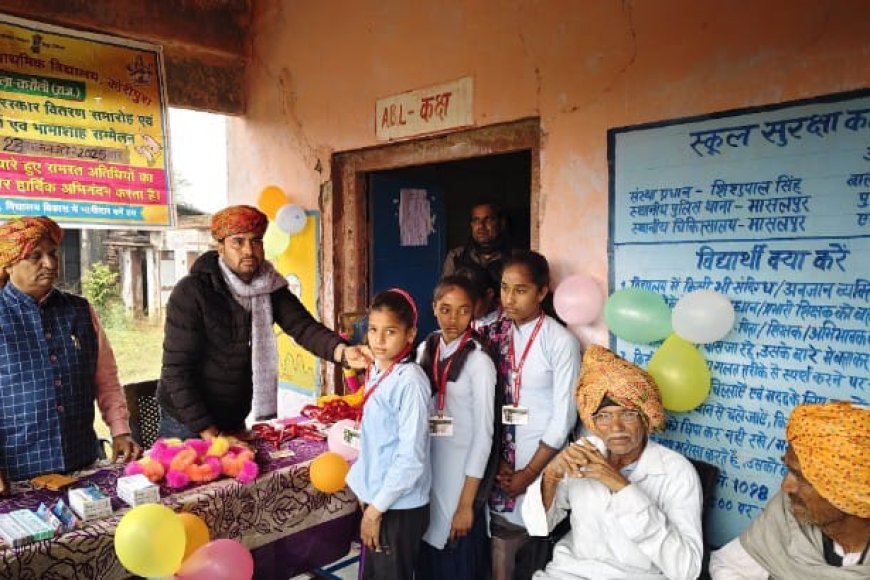 मासलपुर ( करौली ) । वार्षिक उत्सव में भामाशाह ने बच्चों को वितरण किए पहचान पत्र