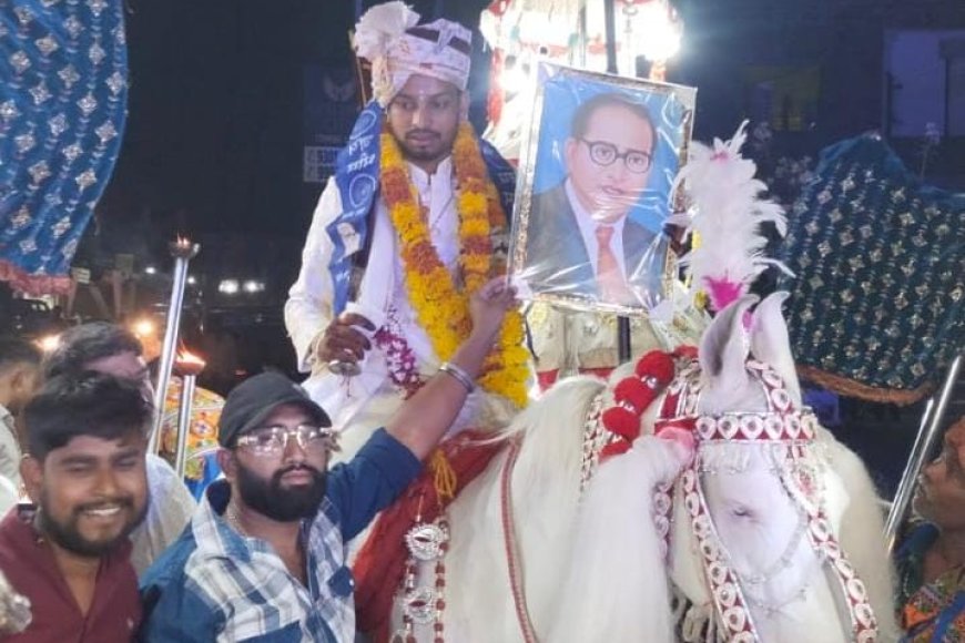 शादी में दूल्हे को बाबा साहब डॉ भीमराव अंबेडकर जी की छायाचित्र भेट की, जय भीम नीली पट्टी पहनाकर प्रेषित की बधाई
