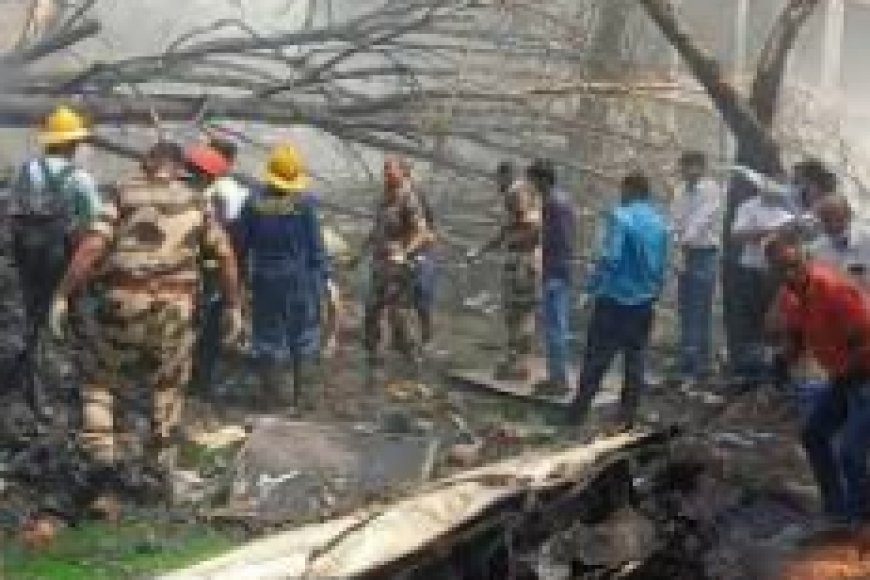 अहमदाबाद में एयर इंडिया बोइंग 787 का क्रैश — 242 सवार, 1 जीवित, कई भवन प्रभावित