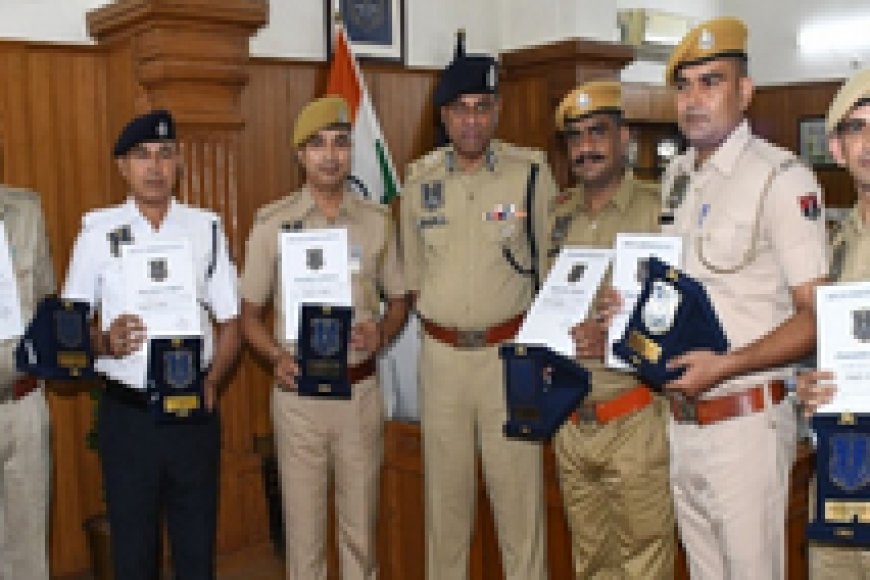ईमानदारी और उत्कृष्ट सेवा का सम्मान: जयपुर पुलिस कमिश्नर ने 6 पुलिसकर्मियों और एक ई-रिक्शा चालक को किया सम्मानित