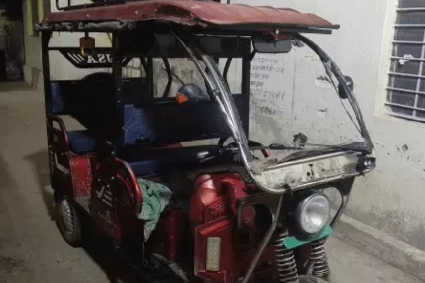 डंपर की टक्कर से टेंपो पलटा, एक ही परिवार के तीन लोग घायल
