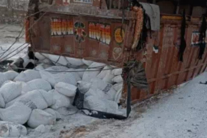 जयपुर-नागौर मेगा हाइवे पर दर्दनाक हादसा: ट्रेलर की टक्कर से दो युवकों की मौत