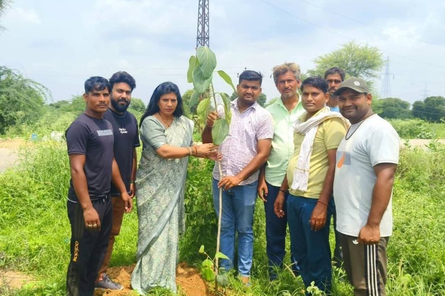 पुष्पेन्द्र गारुवाल ने विधायक अनीता जाटव के साथ वृक्षारोपण किया