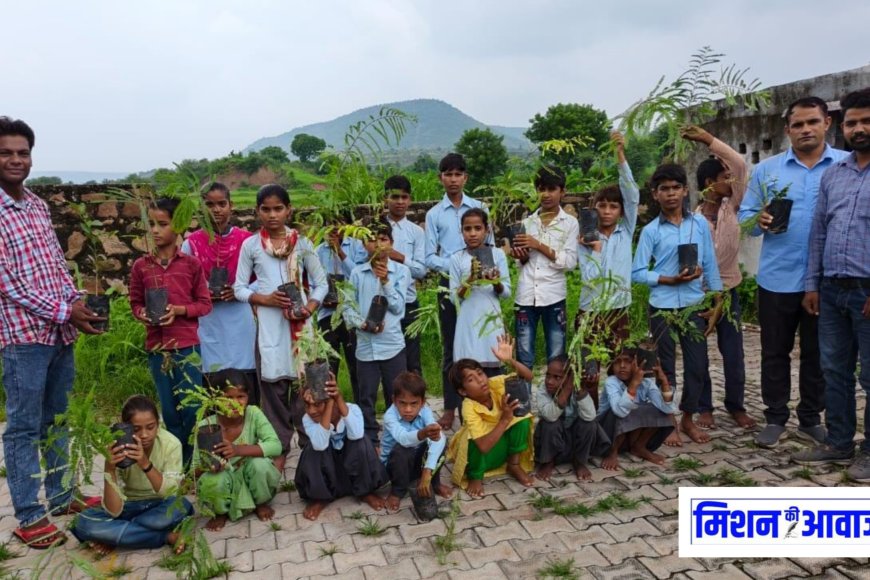 करौली - रा.उ.प्रा.वि.बबूलखेड़ा में एबीएफ टीम के राजेश माली ने फलदार पौधे वितरित किए