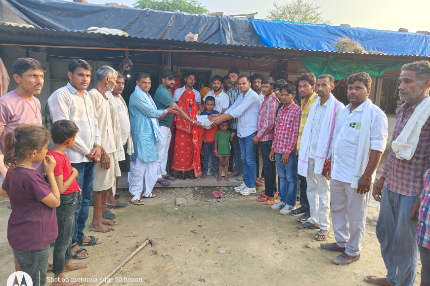 करौली : 301 भामाशाहों ने 1,45,050 रू राशि एकत्रित कर विधवा गौरंती मीना कैमोखरी को सौंपे