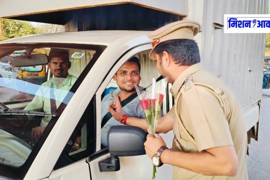 Dholpur: वाहन चालकों को फूल देकर की समझाइए, 15 दिवसीय सड़क सुरक्षा अभियान के अंतर्गत आयोजन