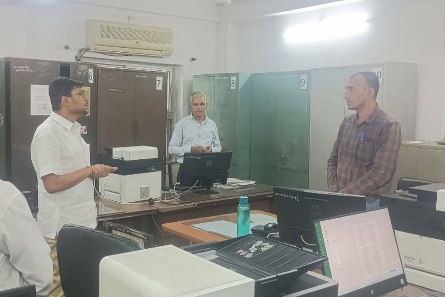 आबकारी आयुक्त का औचक निरीक्षण: अव्यवस्था पर बरसे नमित मेहता; अनुपस्थित कार्मिकों पर कार्रवाई के आदेश
